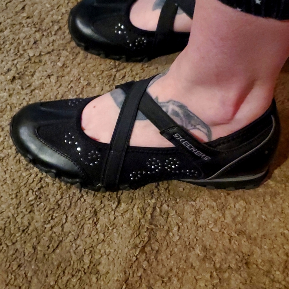 Like new skechers flat sneakers with cute silver decals